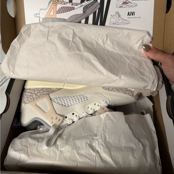 Jordan Spizike Low (GS) size 5Y. - Picture 5 of 9